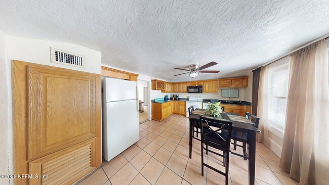 Building Photo - 231 W 10th St