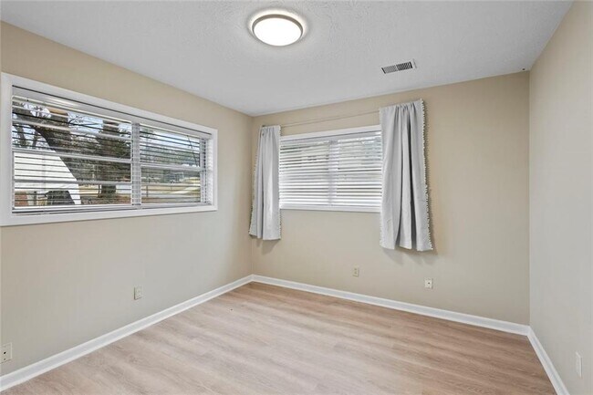 Building Photo - 1201 Shoreham Dr