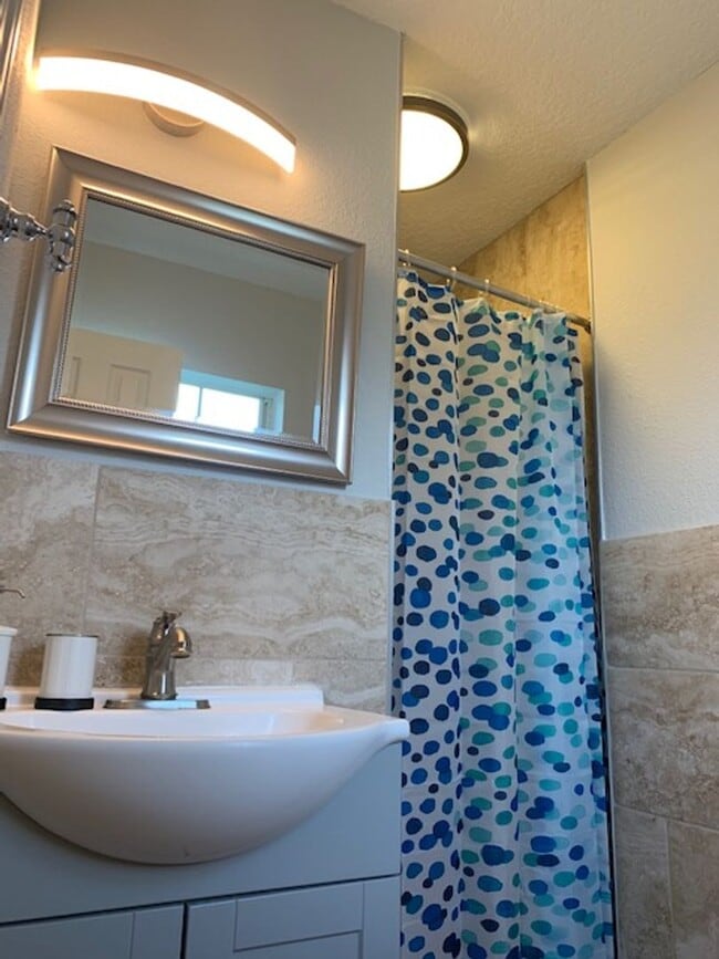 Building Photo - For Rent 4-Bedroom, 2-Bathroom single-family home