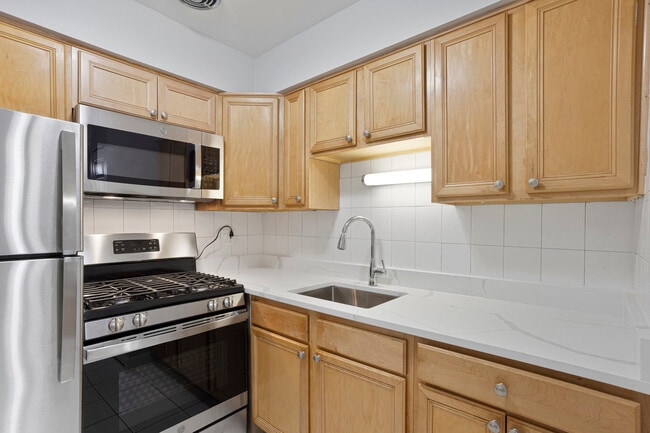 Building Photo - 6758 N Sheridan Rd