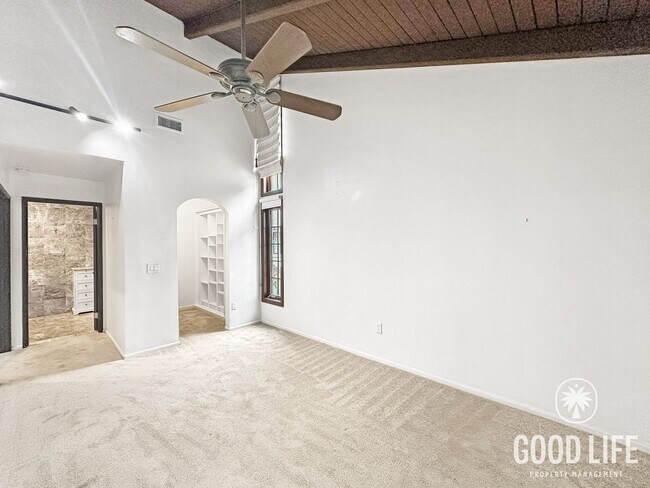 Building Photo - Stunning 2B/2.5BA Townhouse w/ W/D, Private Balconies & Pool!