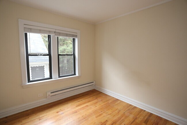 Building Photo - 4740 N Hermitage Ave