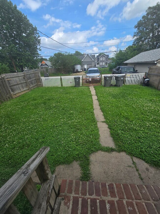 Building Photo - SOUTHSIDE TWO BEDROOM DUPLEX WITH LARGE BACK YARD