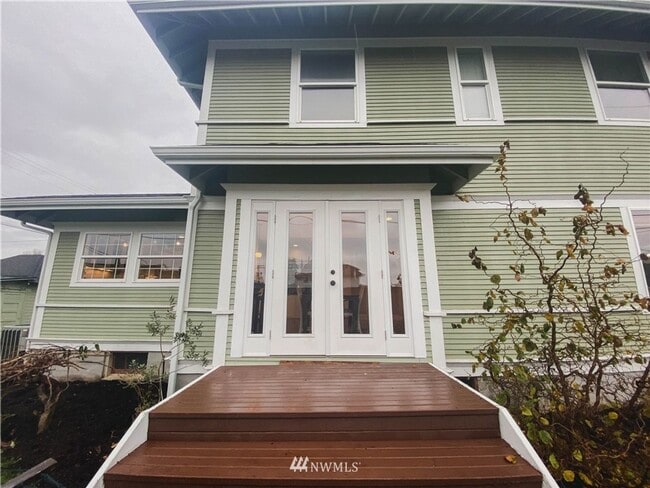 Building Photo - Spacious 5 Bedroom Home in Burlington - Available for Rent