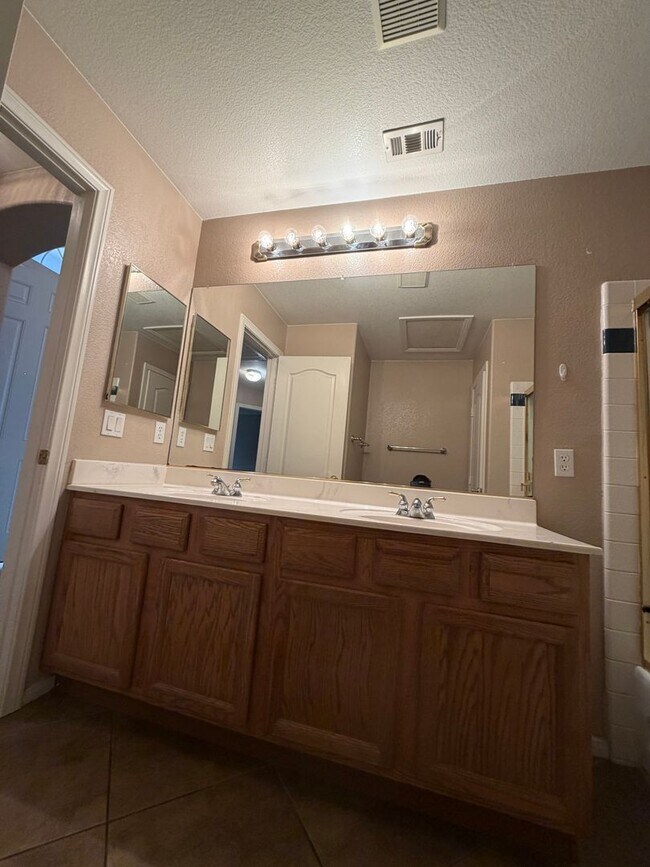 Building Photo - Spacious 4 bedroom