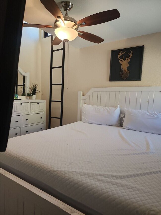 Building Photo - Alpine Court Condo Available Now!