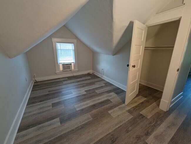 Building Photo - Beautiful Housing Convenient to Xavier Campus with Bonus Room