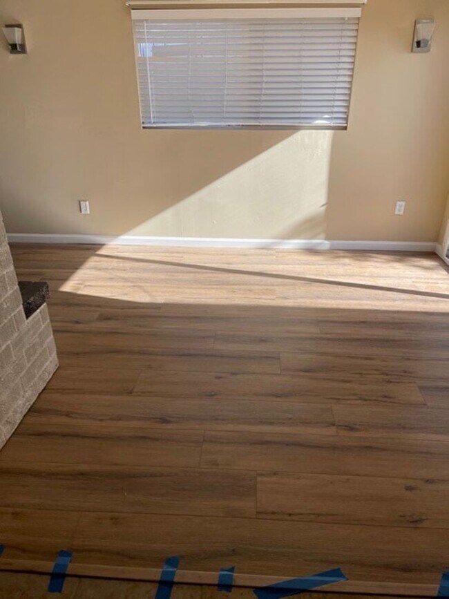 Building Photo - 3BR 2BA San Carlos Home - Vinyl Flooring, ...