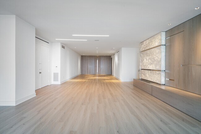 Building Photo - 5959 Collins Ave