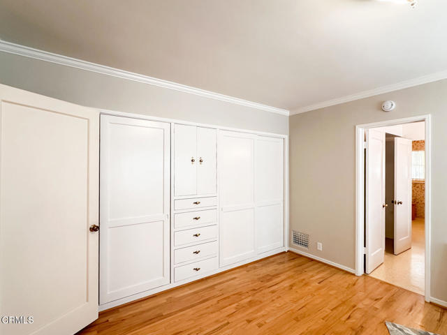 Building Photo - 520 N Del Mar Ave