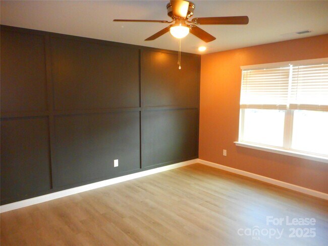 Building Photo - 3058 Eastcott Ave