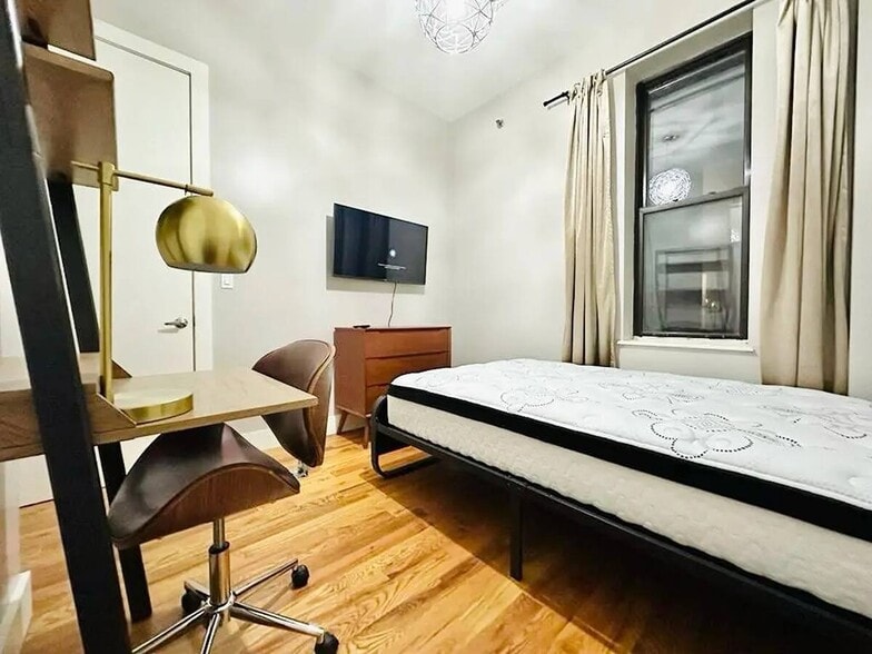 Building Photo - Furnished room/NOT APARTMENT
