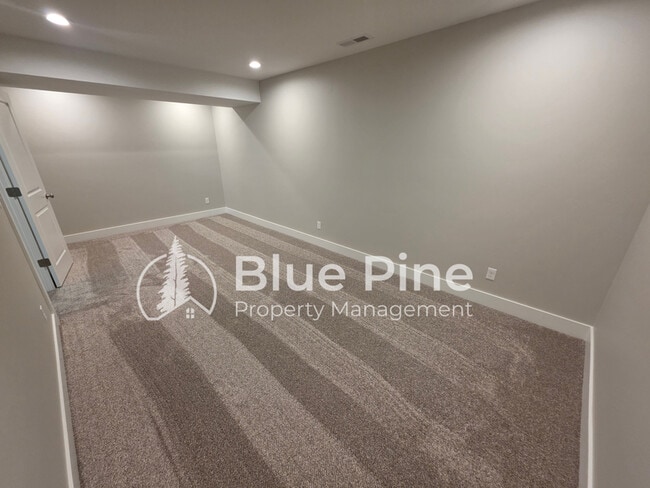 Building Photo - 4589 Blackstone Dr