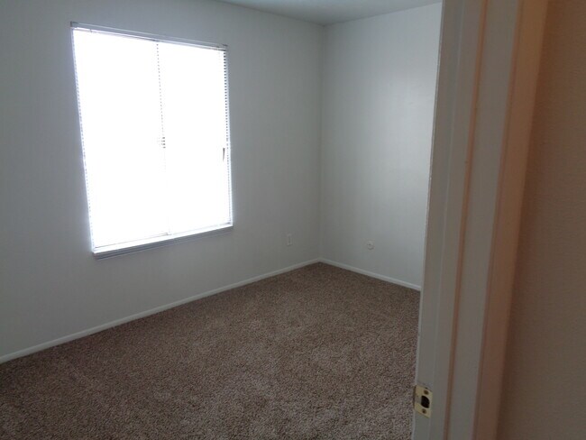 Building Photo - 495 E Creekside Cir