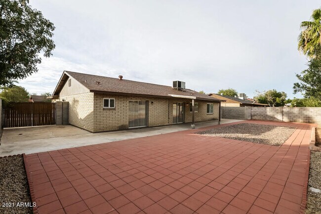 Building Photo - 3546 W Willow Ave