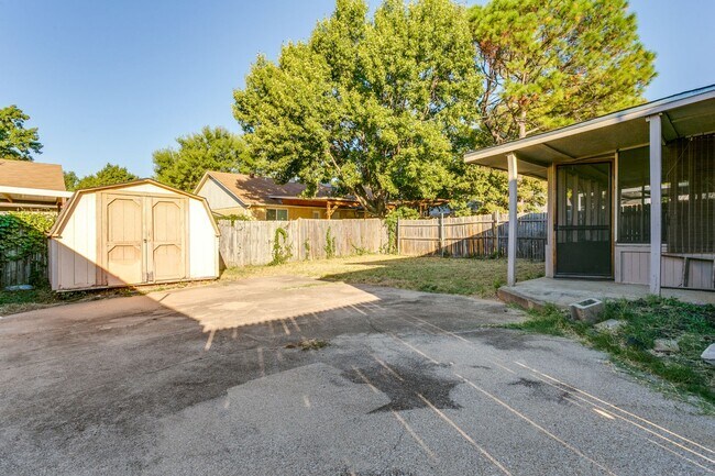 Building Photo - 3009 Hilltop Dr