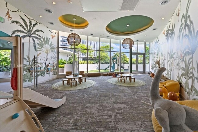 Building Photo - 700 NE 24th St