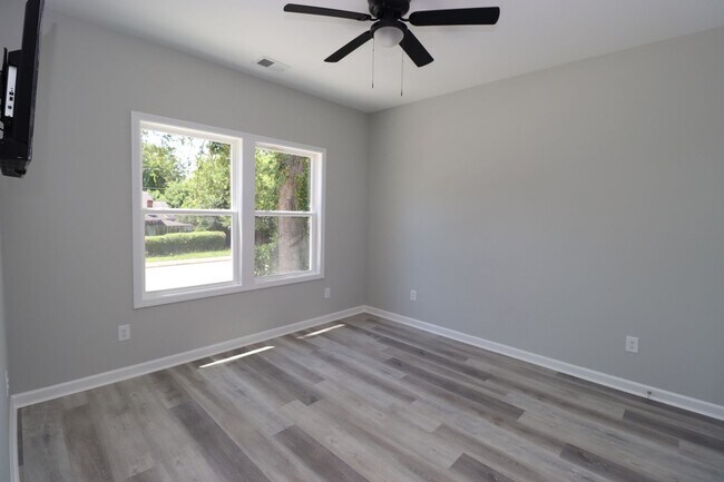 Building Photo - Student-Friendly 4BR/4BA Home in Downtown ...