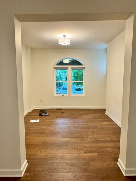 Building Photo - 1321 Forsythe Ave