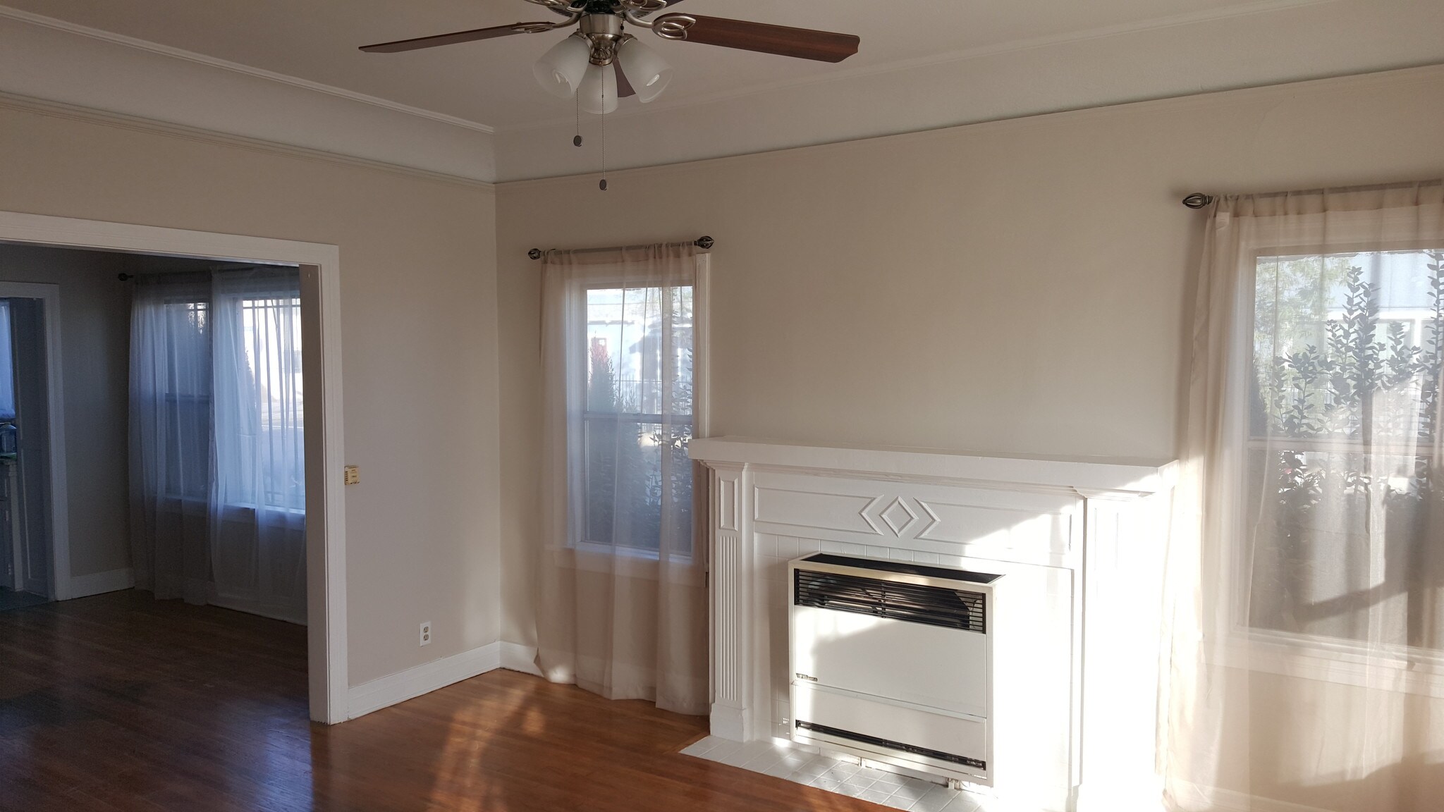 Living room - 337 E 49th St