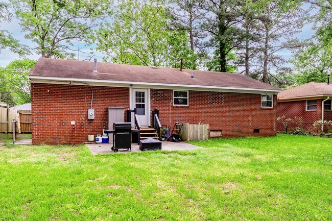 Building Photo - Charming 3-Bedroom Coastal Home in the Hea...
