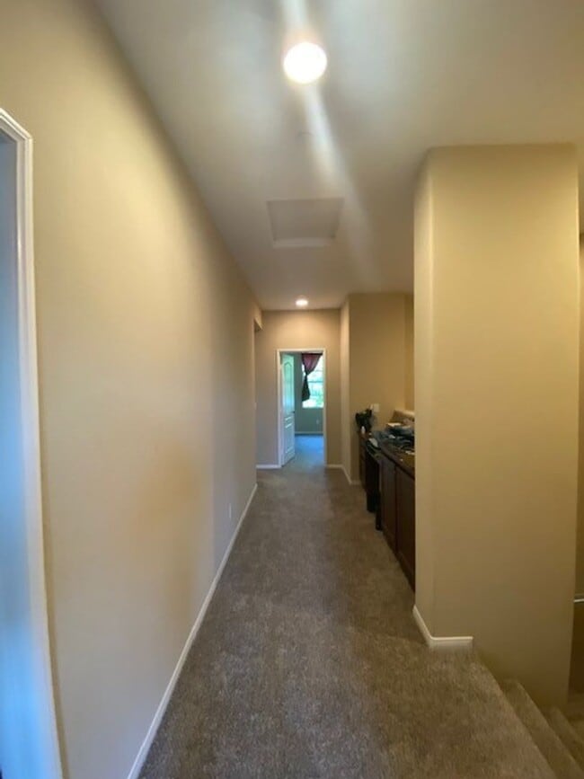 Building Photo - Beautiful, Must See 3 Bed, 2.5 Bath Town H...