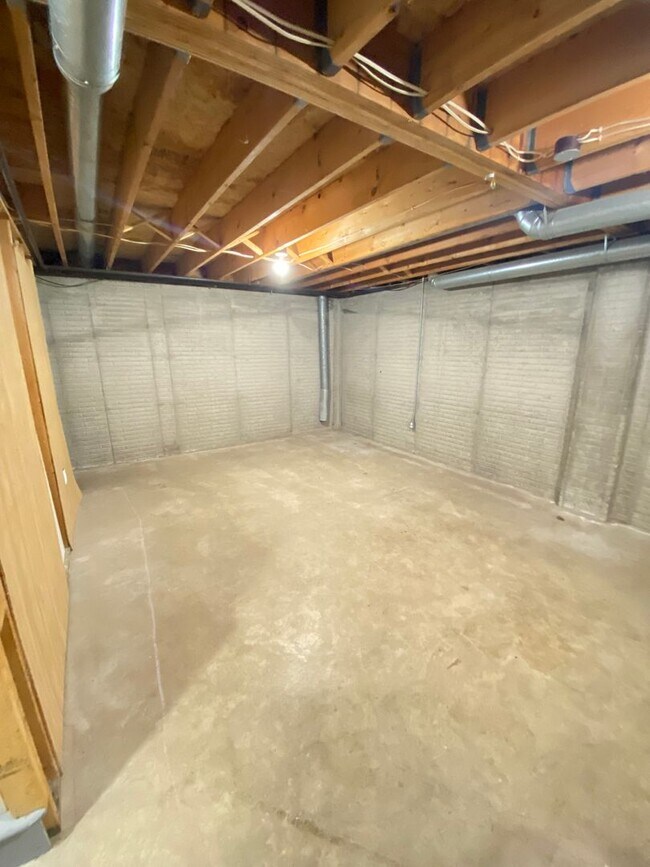 Building Photo - 1785/1787 Alexandra Court