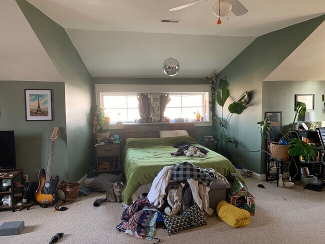 Building Photo - Spacious 2 bed/3 bath Home near Switchyard Park!