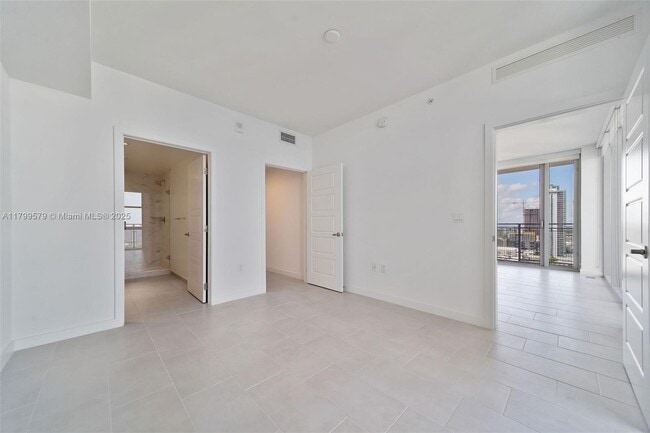 Building Photo - 2150 N Bayshore Dr