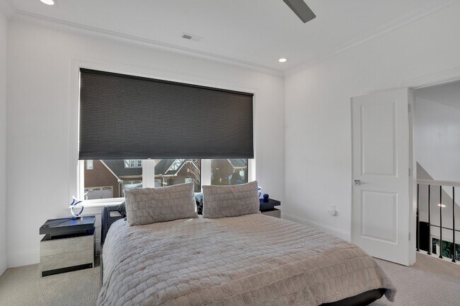 Building Photo - 1024 Club View Dr