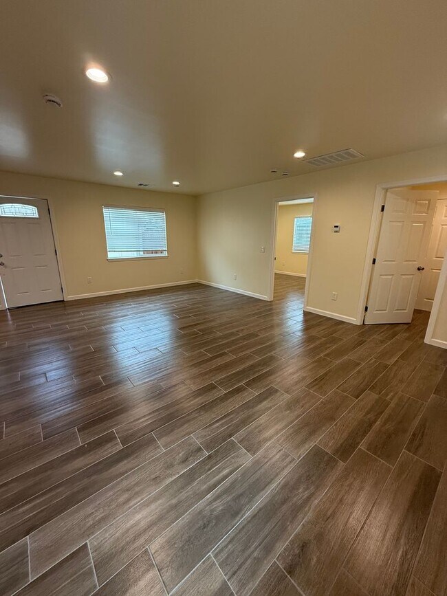 Building Photo - 1118 2nd St