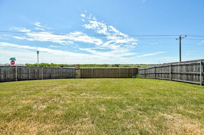 Building Photo - Beautiful 4BD/2BTH with a 2 car garage in ...