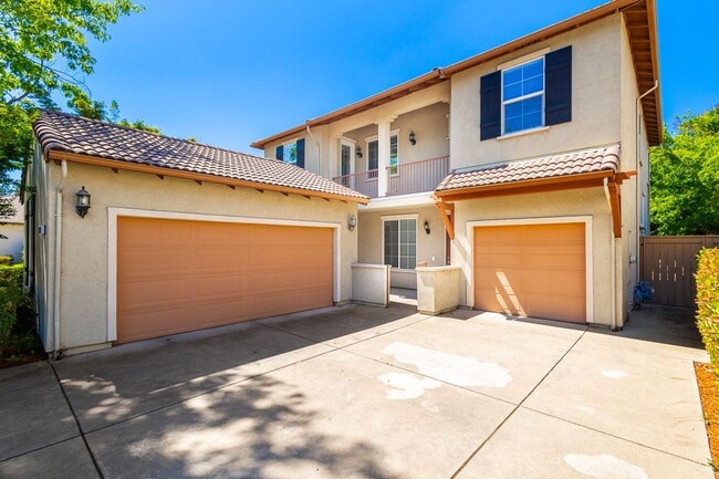Building Photo - Spacious Folsom Parkway Home Near The Back...