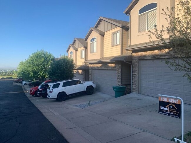 Building Photo - 3 bdrm 2 1/2 bth TownHome 2 Car Garage-Dog...