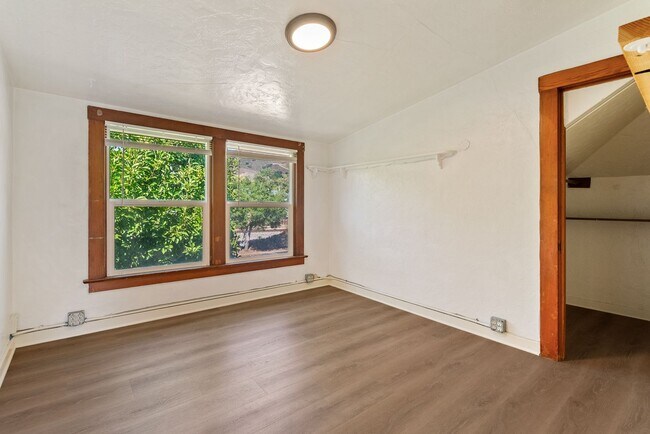 Building Photo - 5 Bedroom 2 Bathroom House - AVAILABLE JULY 2026 - MAY 2027