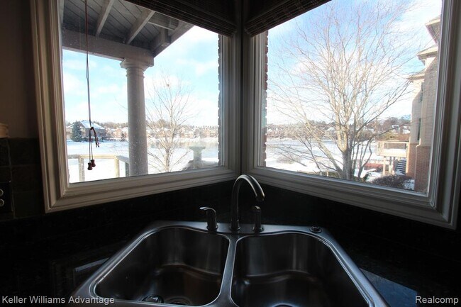 Building Photo - 18547 Clairmont Cir E