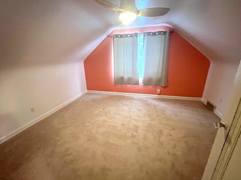 Building Photo - 935 Marshall Dr