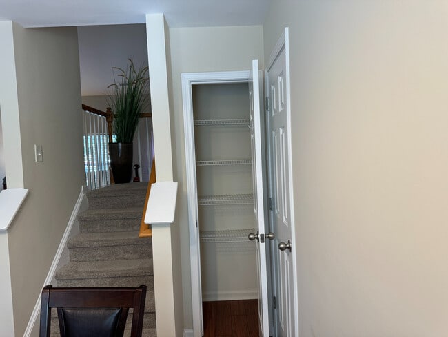 Building Photo - Room in Townhome on Averette Hill Dr