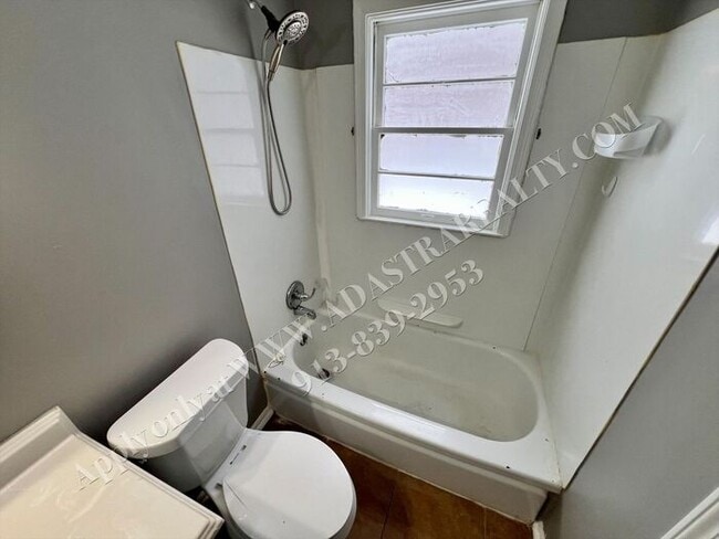 Building Photo - Updated 2 Bedroom 1 Bath House in North KC-Coming SOON!!