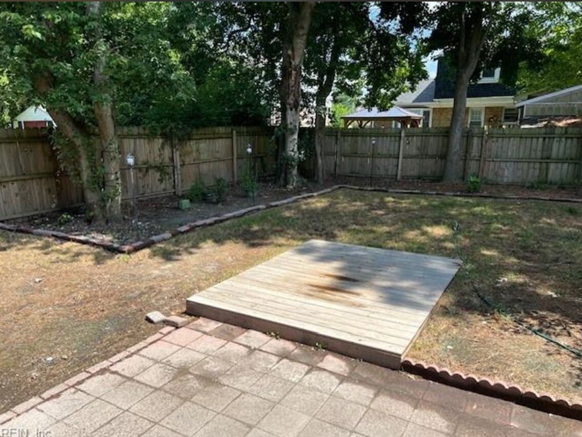 Building Photo - 710 Sir Walter Cir