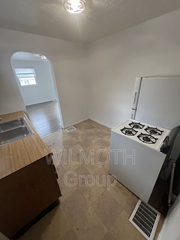 Building Photo - 702 W 23rd St