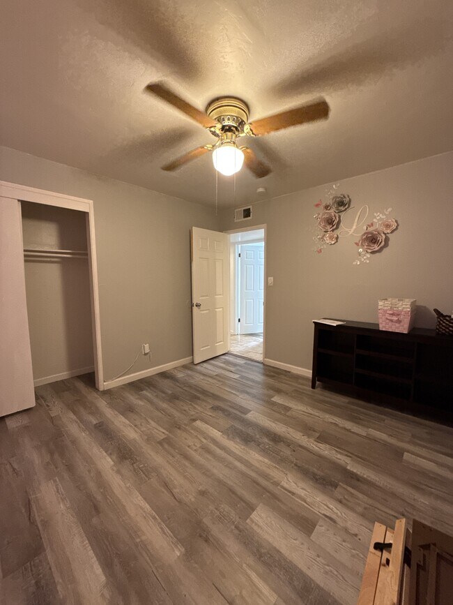 Building Photo - 6504 Edgemont Dr