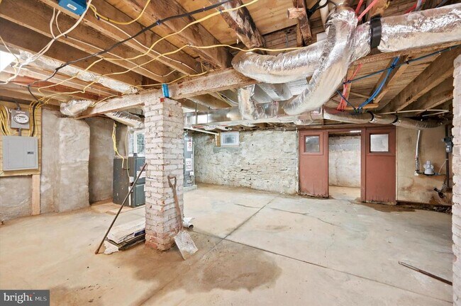 Building Photo - 914 E Stafford St