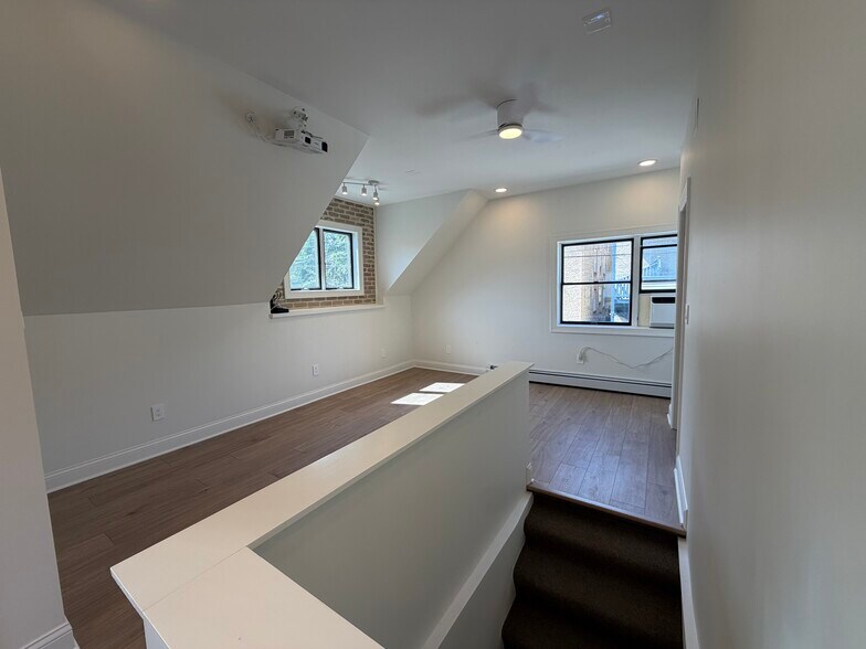 Building Photo - 5016 N Lawndale Ave