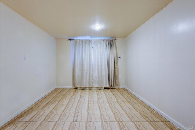 Building Photo - 25 Burns St