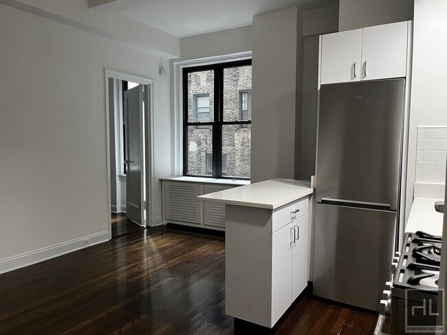 Building Photo - 140 E 46th St