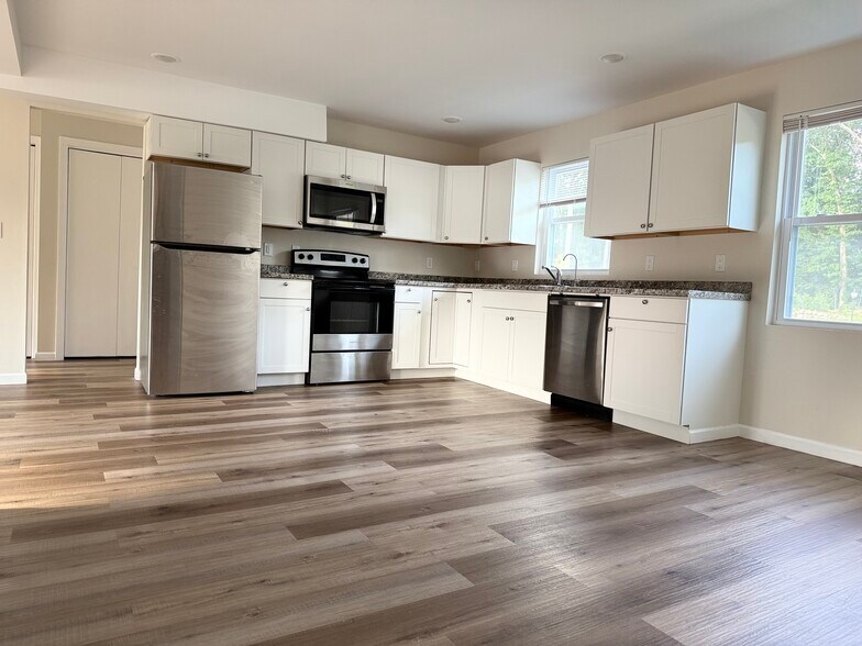 Large Kitchen - 14 US Highway 206
