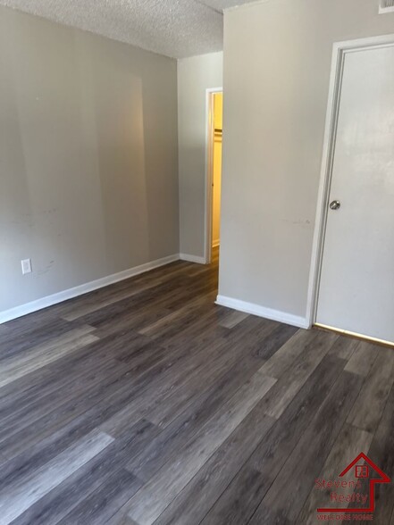 Building Photo - 915 S Seminole Dr