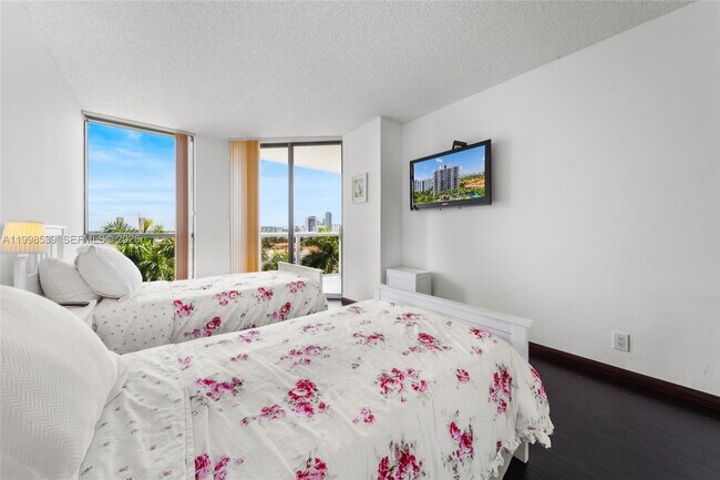 Building Photo - 3598 Yacht Club Dr