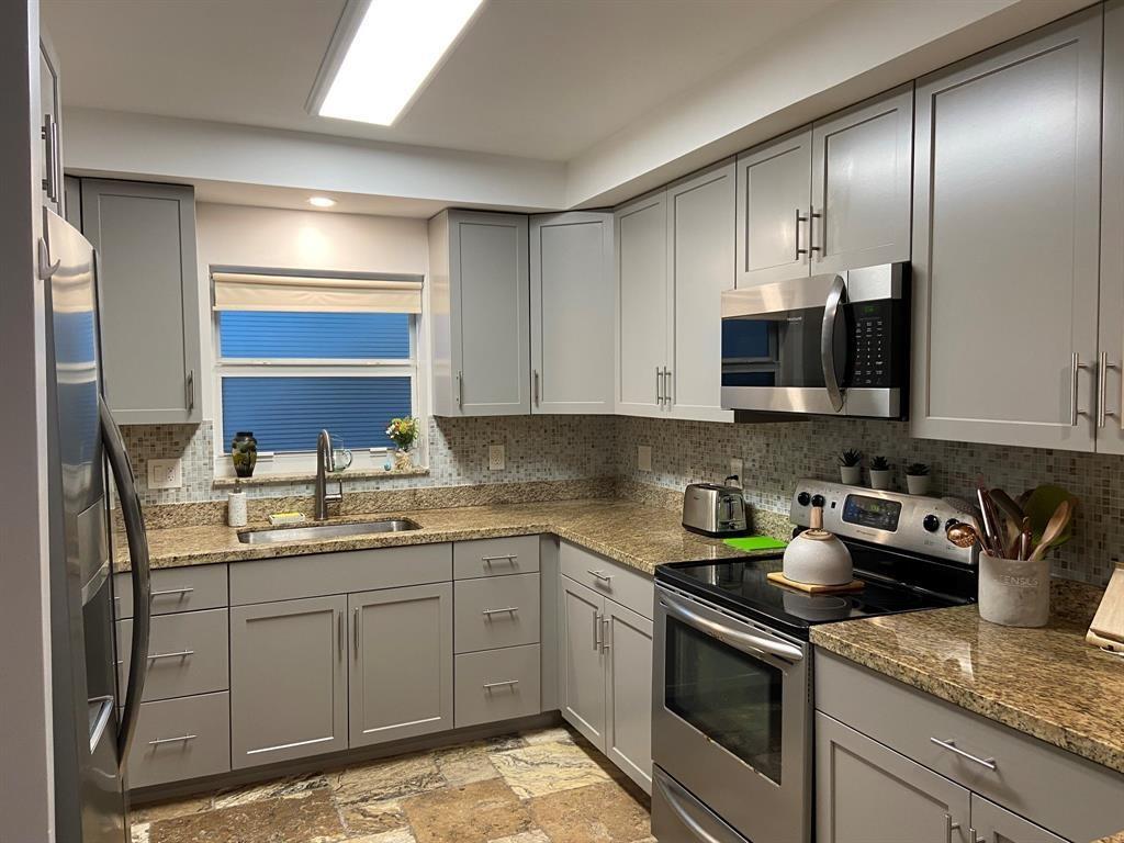 Building Photo - 1203 Hillsboro Mile